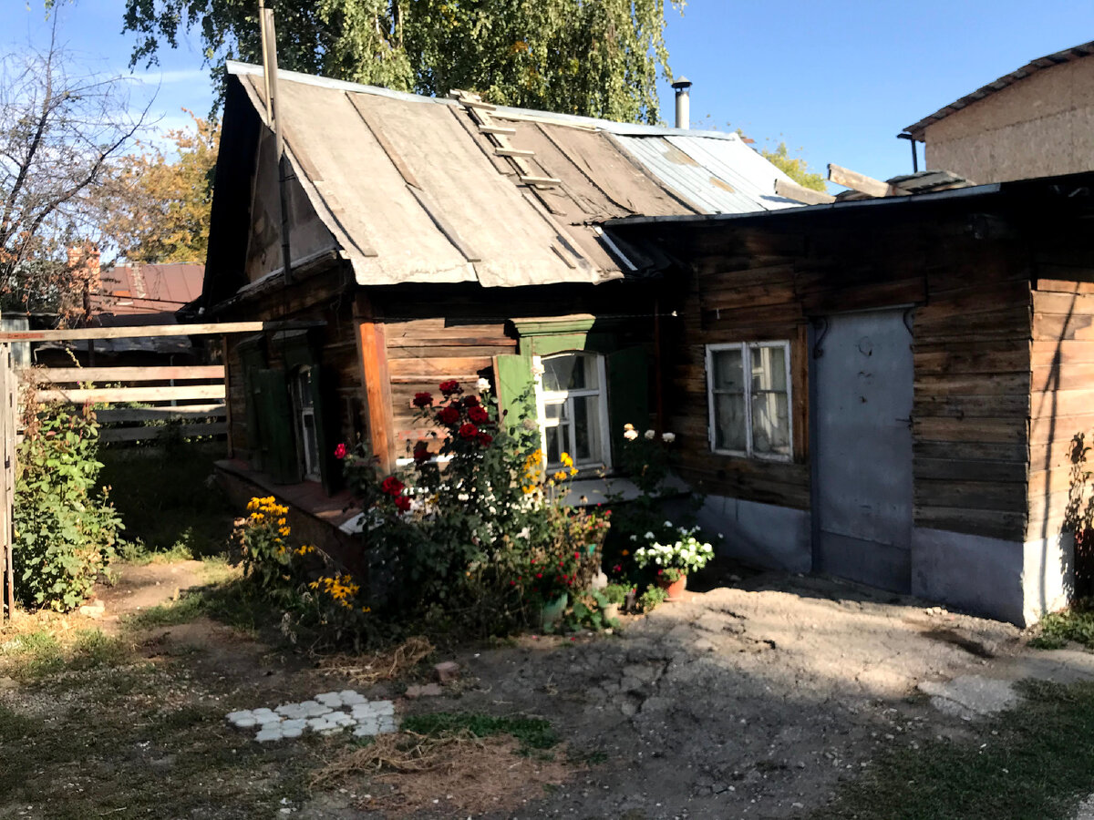 Покосившийся домик из прошлого.