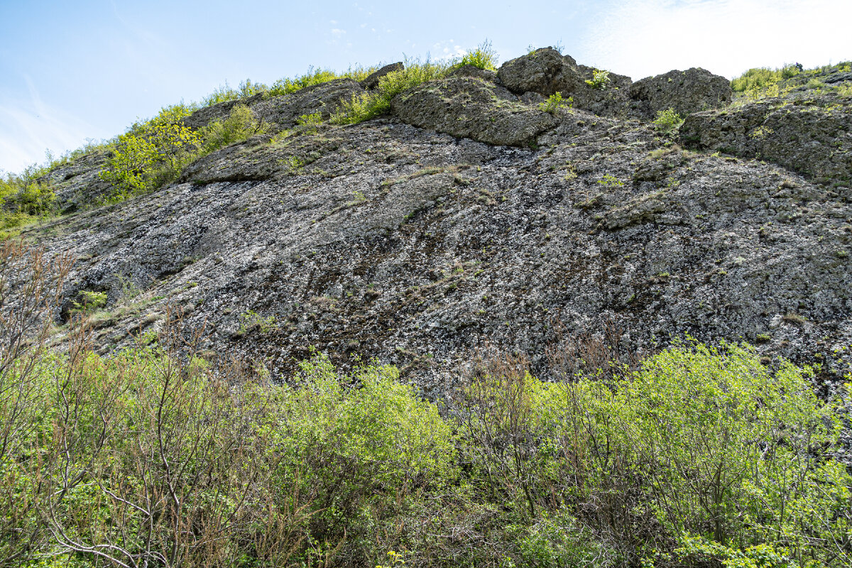 2. Каменный обрыв с правой стороны от реки.