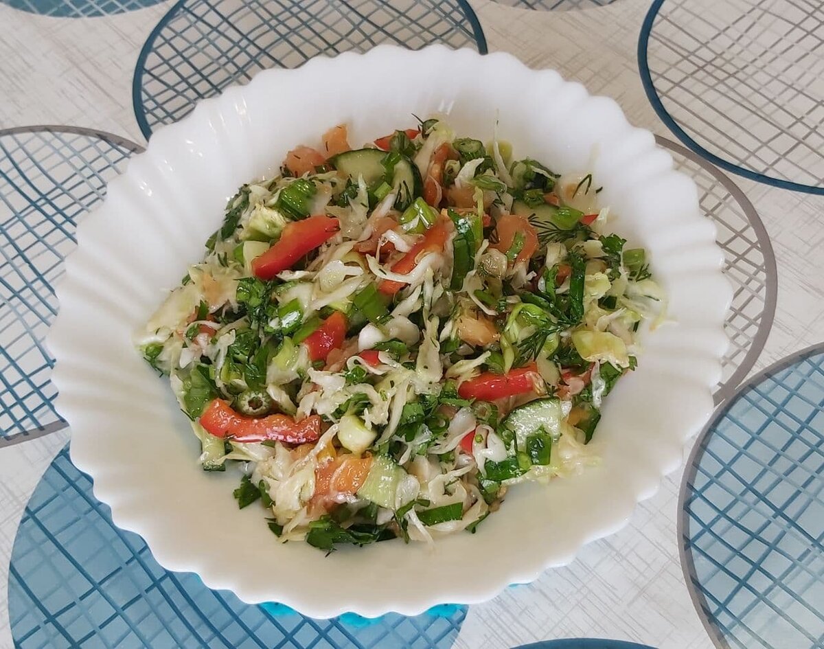 Салат: белокачанная капуста, огурцы, помидоры, болгарский перец, лук, чеснок, зелень. Заправка - оливковое масло и лимонный сок.