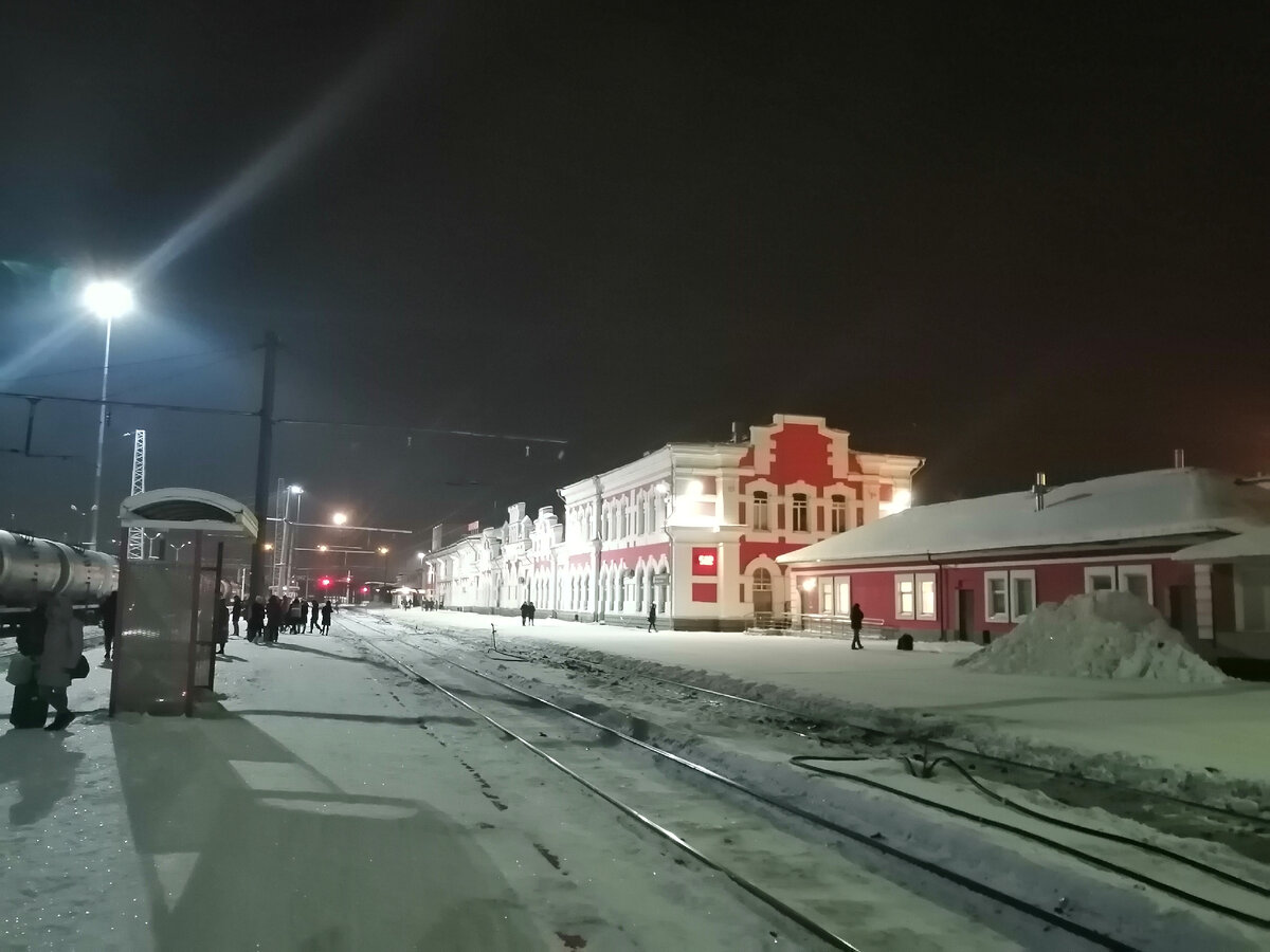 Платформы в Вологде низкие.Забираться приходится по ступенькам в вагон.