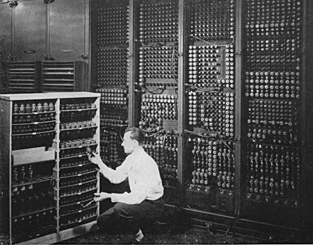 1 эвм. Eniac США 1946 Г. Самый первый компьютер в мире Eniac 1946 г. Eniac суперкомпьютер. Eniac и Нейман.