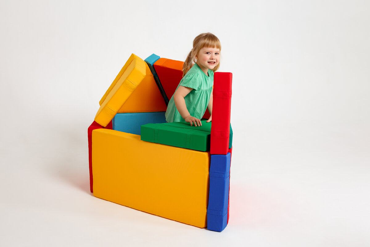 На фото конструктор Магматик