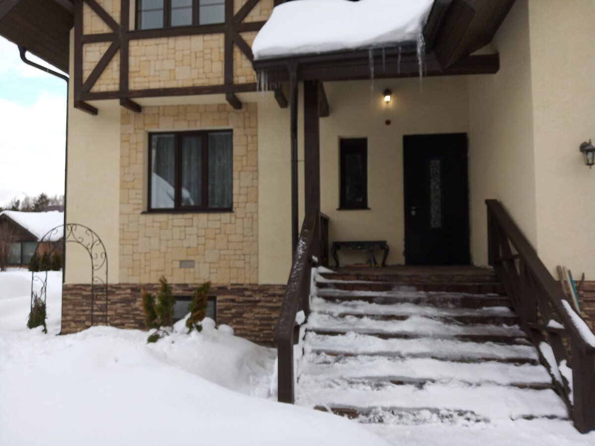 Снег тает, а водостоки замерзшие, куда денется вода?...