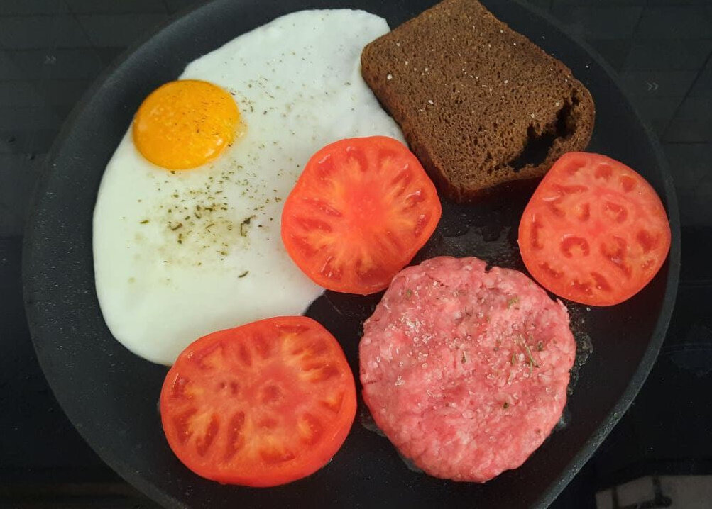 Две минуты с одной стороны и две с другой. Если котлета Огромная - ее жарим чуть дольше