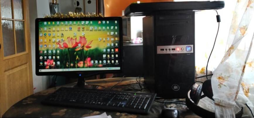 Рабочий комп, древний, тормозит, но удобный.