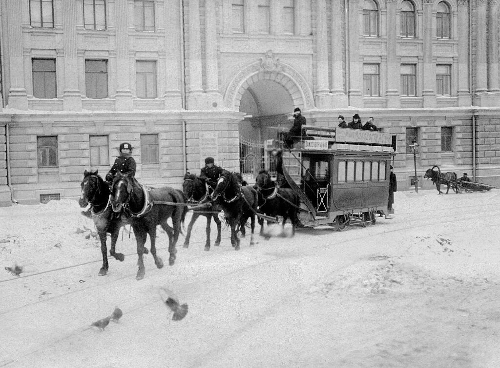 Атмосферное электричество перестало работать, а проводное ещё не сделали. Тут лошадки и пришли на помощь!