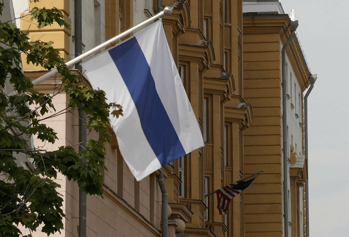 Бело-сине-белый флаг, полученный путём редактирования фотографии российского триколора