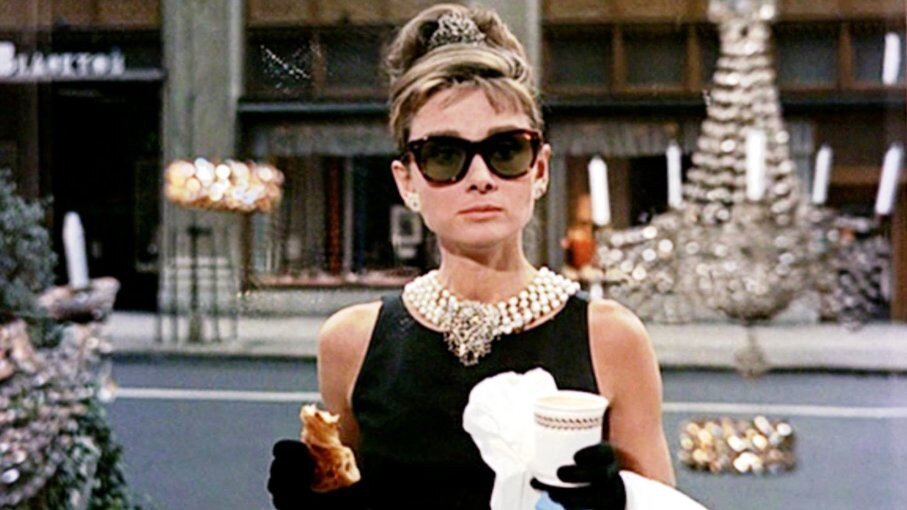 Песню Moon River в "Завтраке у Тиффани" исполнила сама Одри Хепберн