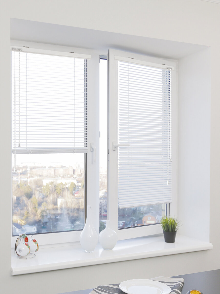Классические жалюзи белого цвета