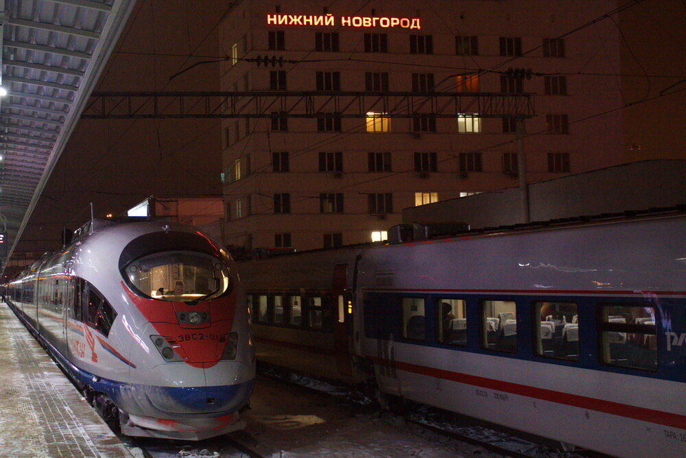По крайней мере один. В связи с реконструкцией Курского вокзала Москвы и производством строительных работ будет временно приостановлено курсирование скоростных поездов «Сапсан» № 759/760 сообщением Санкт-Петербург – Нижний Новгород и № 775/776 сообщением Нижний Новгород – Санкт-Петербург отправлением с 30 июня 2022 года. Как видите, срока окончания работ нет. Рейсы будут прекращены в самый разгар туристического сезона. Про соличные «Сапсаны» ничего не сообщается. Стоит отметить, что «Сапсан» уже прекращал курсирование по маршруту из-за низкой населенности, но перед Чемпионатом мира его опять вернули в ежедневное расписание. И вот, опять. 