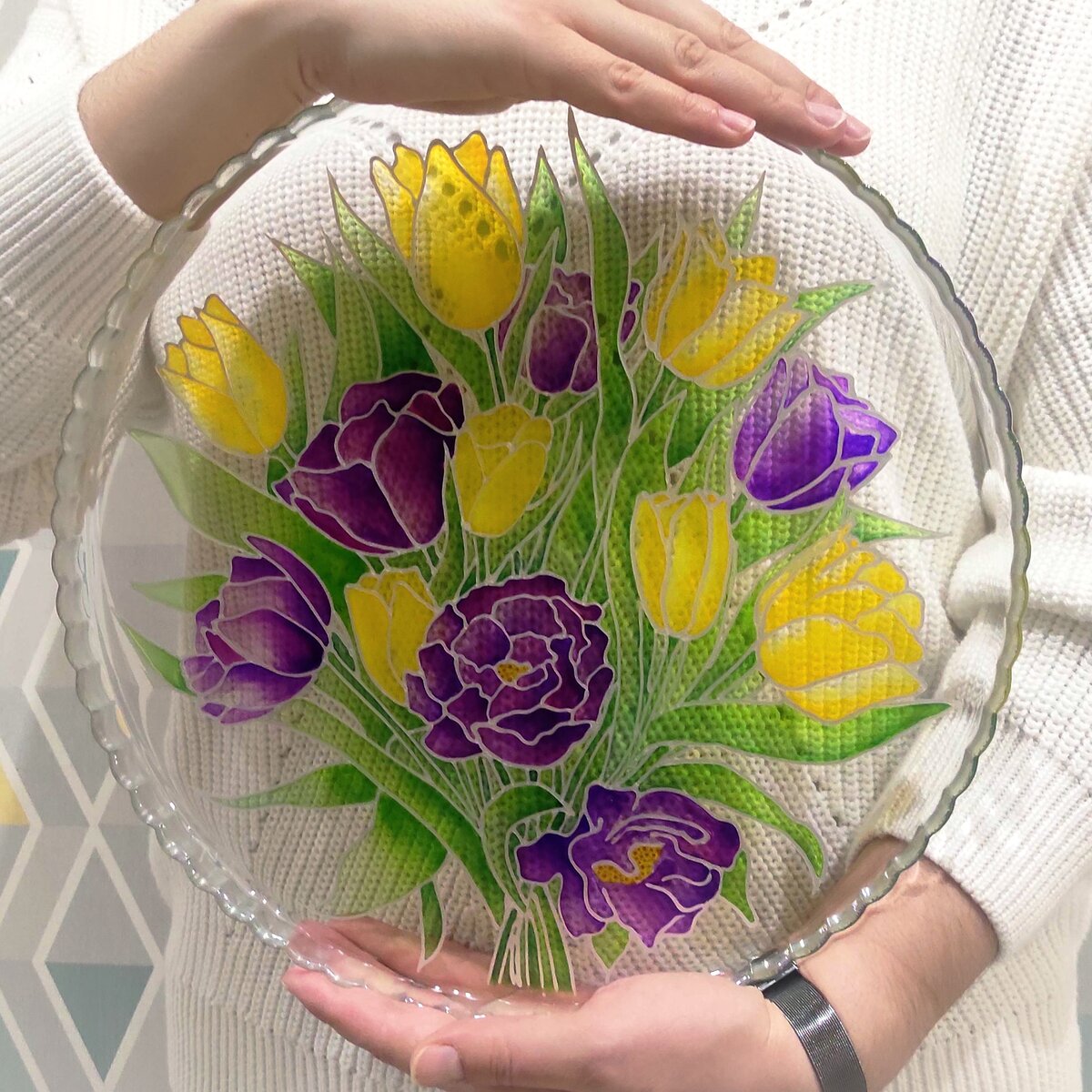 Сервировочное блюдо в технике контурной витражной росписи. Подарок свекрови на 8 марта