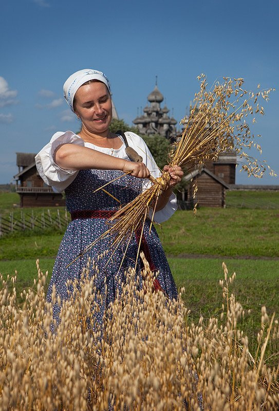 С днём рождениятетя лена. Тетю лену. Деревенские женщины. Русская женщина втполе. Сбор лекарственных растений.
