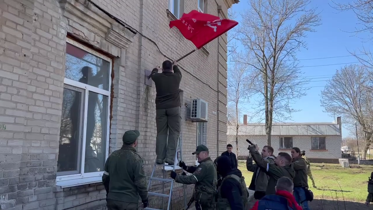 Запорожская область последние новости. Розовка Запорожская область. Флаг на здании. Знамя Победы ДНР. Водружение флага ДНР.