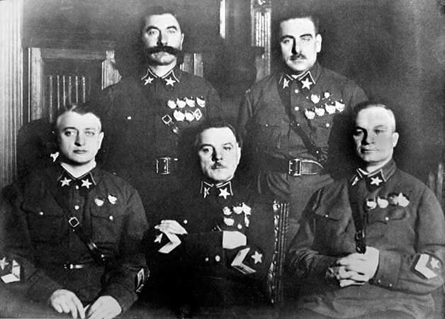Пять первых красных маршалов: стоят - Будённый и Блюхер,  сидят - Тухачевский, Ворошилов и Егоров