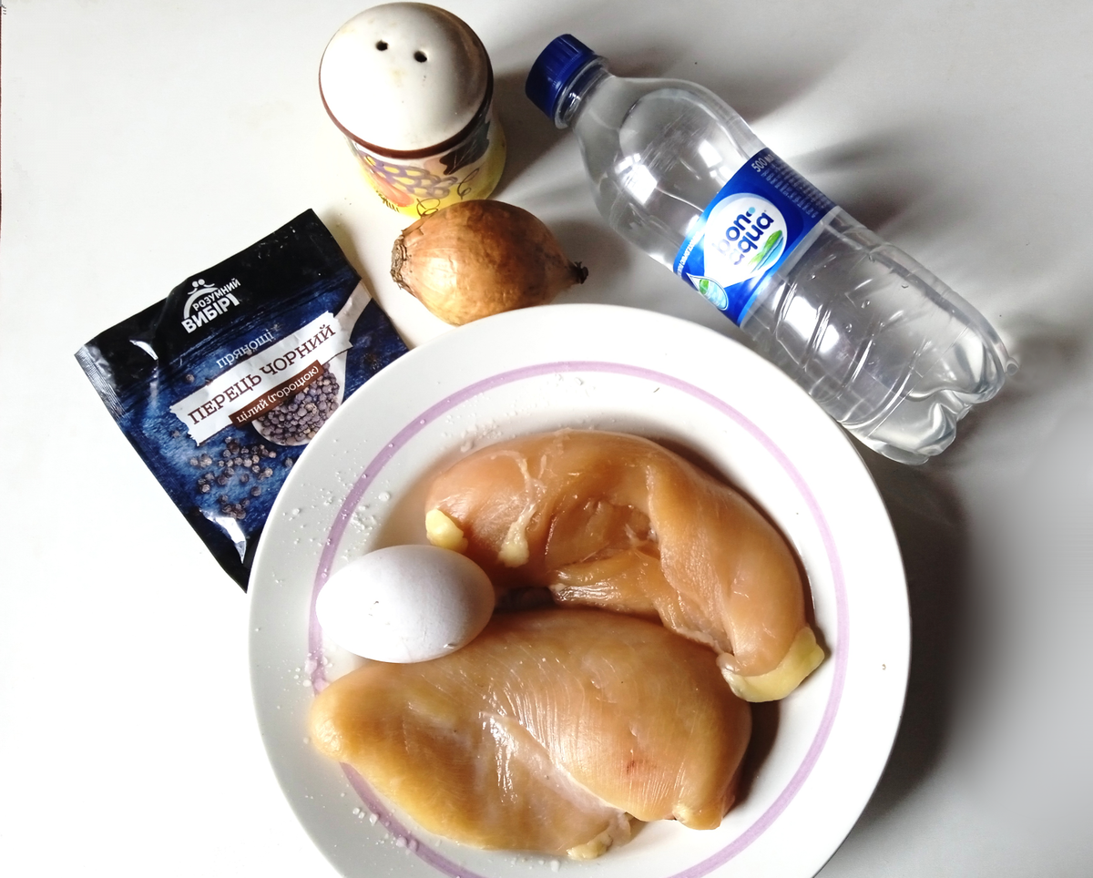 Планируете готовить котлеты? Помимо стандартного набора продуктов возьмите еще и бутылочку минералки! 