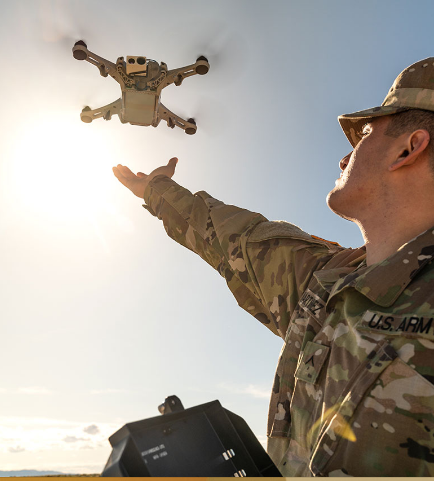 Запуск БЛА  Golden Eagle с руки оператора (https://tealdrones.com/)