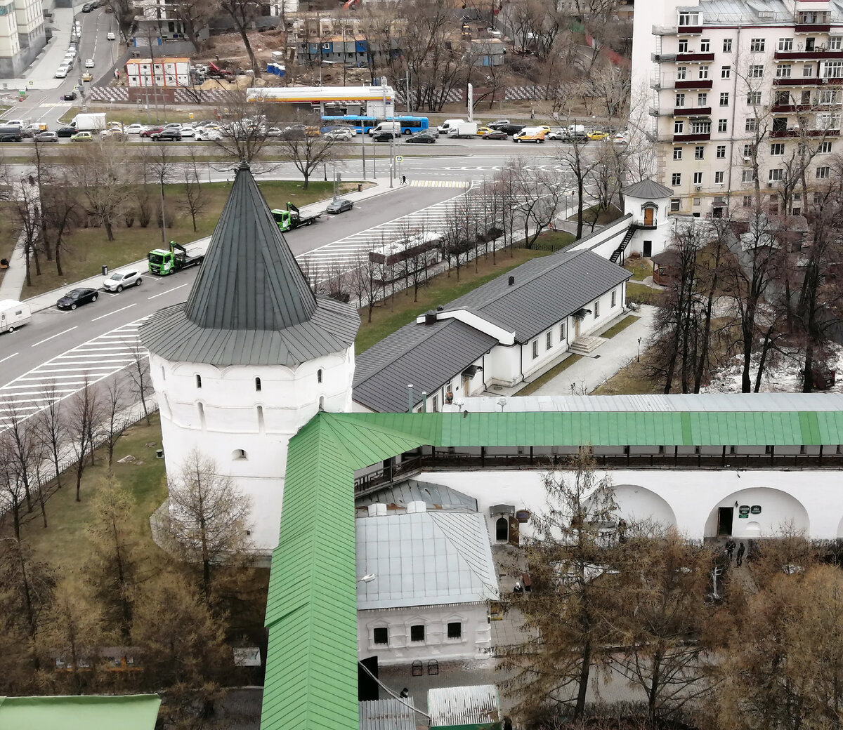 Вид на монастырские стены с высоты колокольни, фото автора