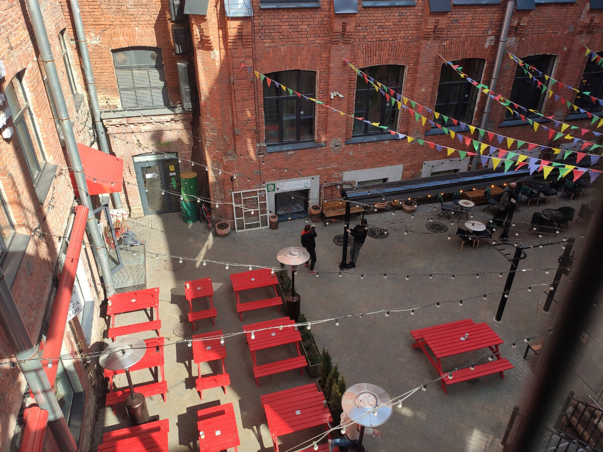 Внутри красивый двор. 