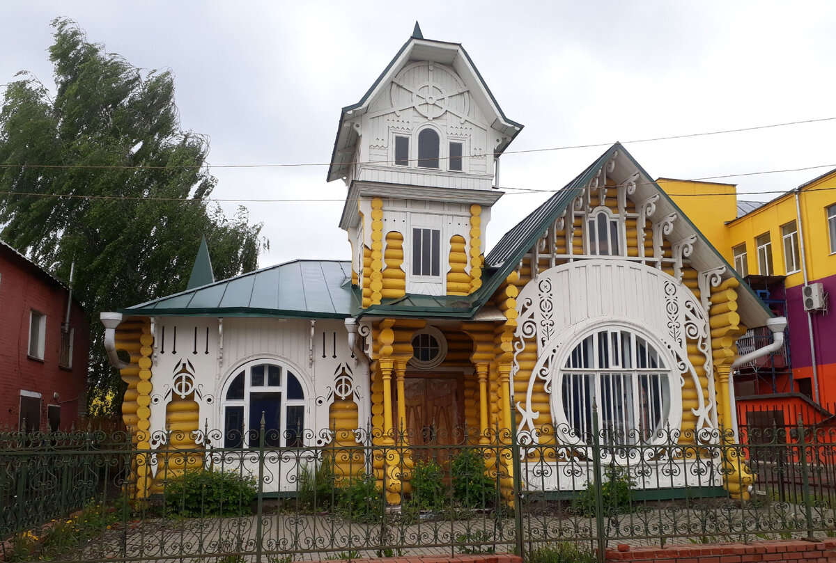 Музей русской провинции алатырь. Кимры дом Лужина. Дом купца. Дом XIX века. Дом купца Лужина Кимры весной.