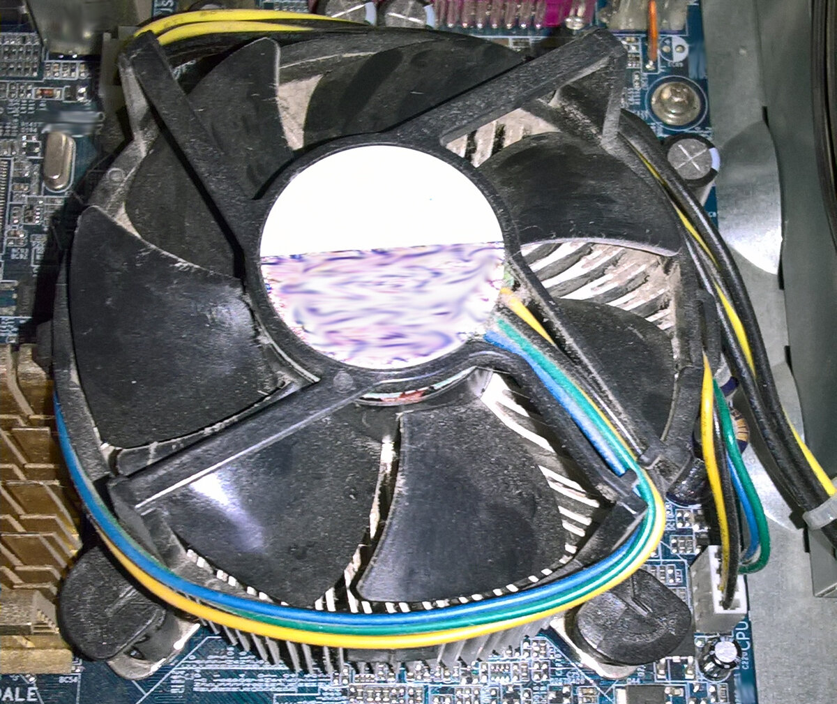 Кулер для охлаждения центрального процессора засорен пылью.