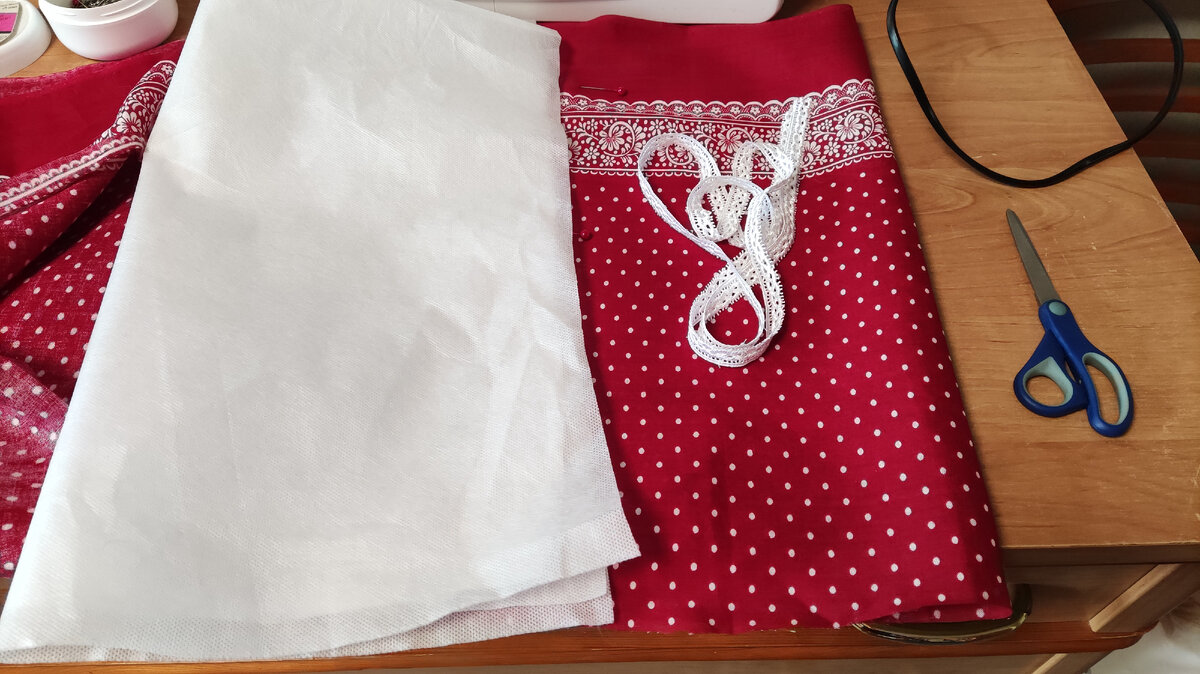 Подкладка, внешняя ткань и кружево на ручки.