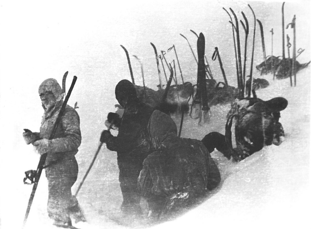 1 февраля. Группа Дятлова устанавливает палатку. Это последнее фото группы, его автор неизвестен.