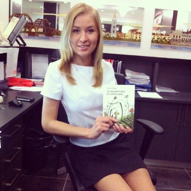 2015 на ресепшене с книгой "Приключения Чипполино" на итальянском