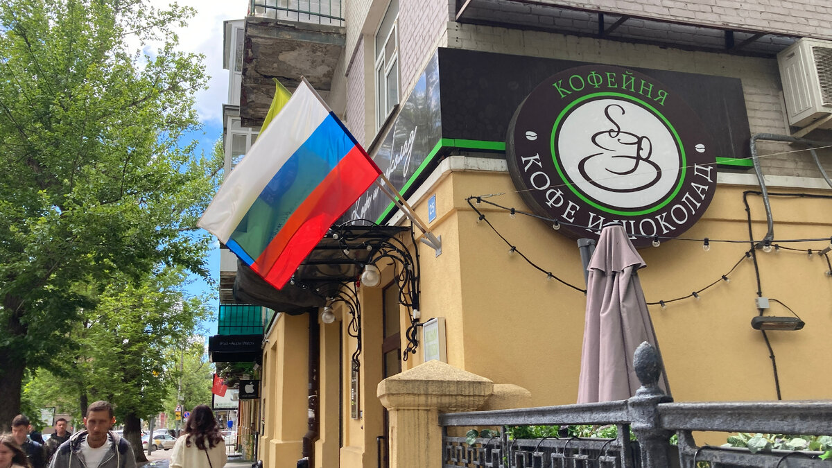 Иногда к сожалению встречается и такое соседство