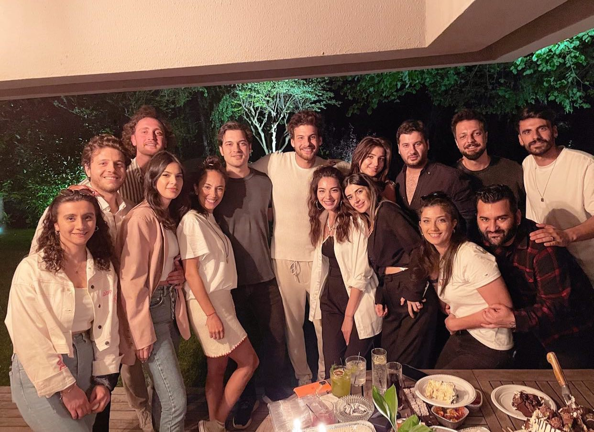 галкин и пугачева поцелуй. ширин кылавуз и бурак севинч. Ali gözüsirin и аслыхан малбора. новости турецкого шоу бизнеса хазчаг. певица азербайджанская 2018.