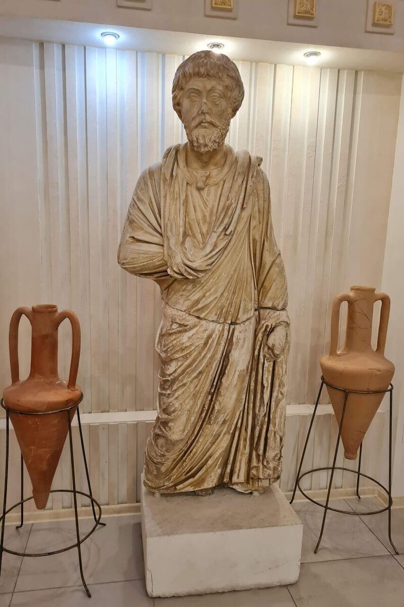 Оригинал статуи Неокла из ГМИИ имени Пушкина (слева) и гипсовая копия, переданная в дар Анапскому музею Горгиппия (справа)