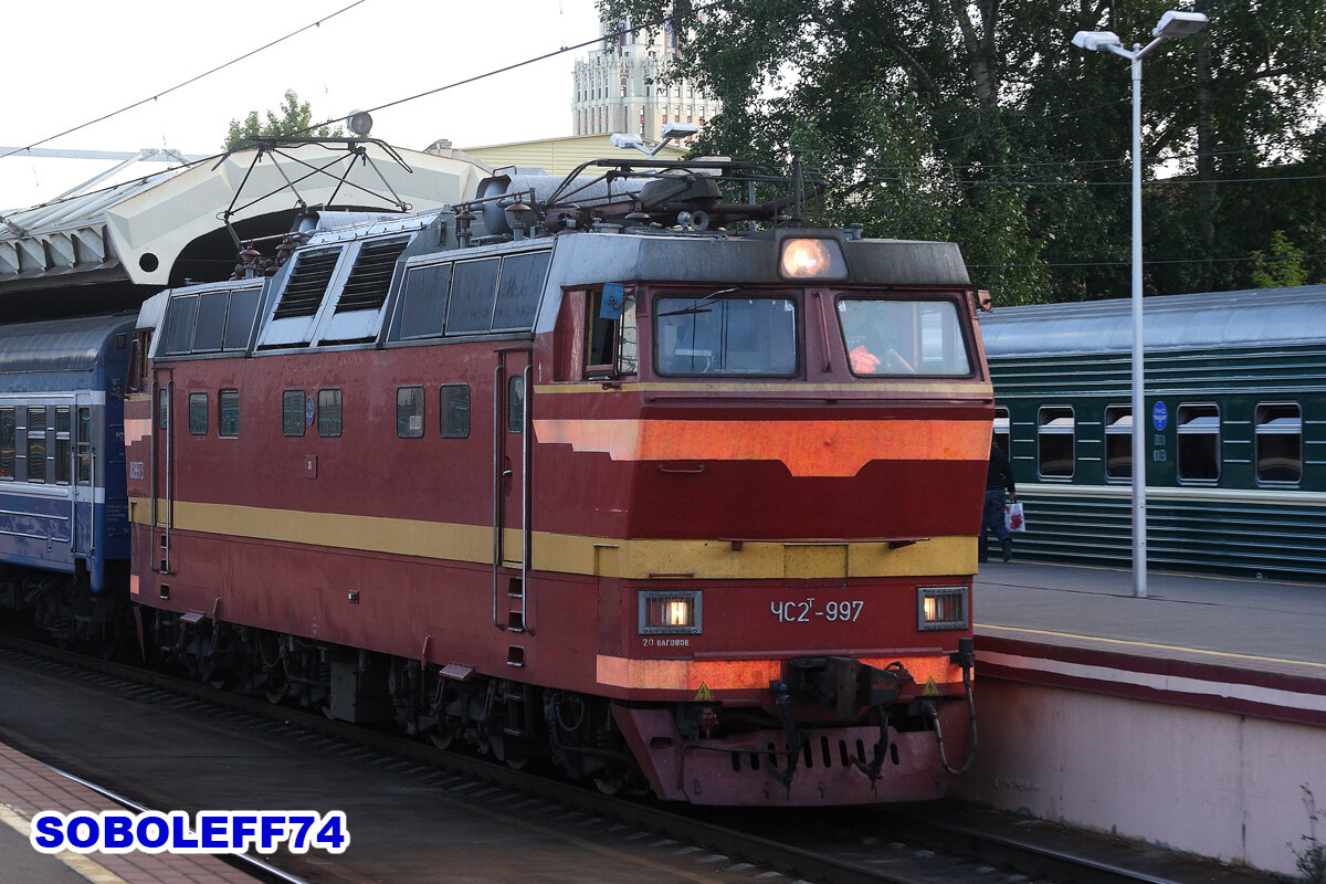 Электровоз ЧС2Т-997 с пассажирским поездом №34 "Эстония" Москва - Таллин. Станция Москва Октябрьской железной дороги. Август 2009 года