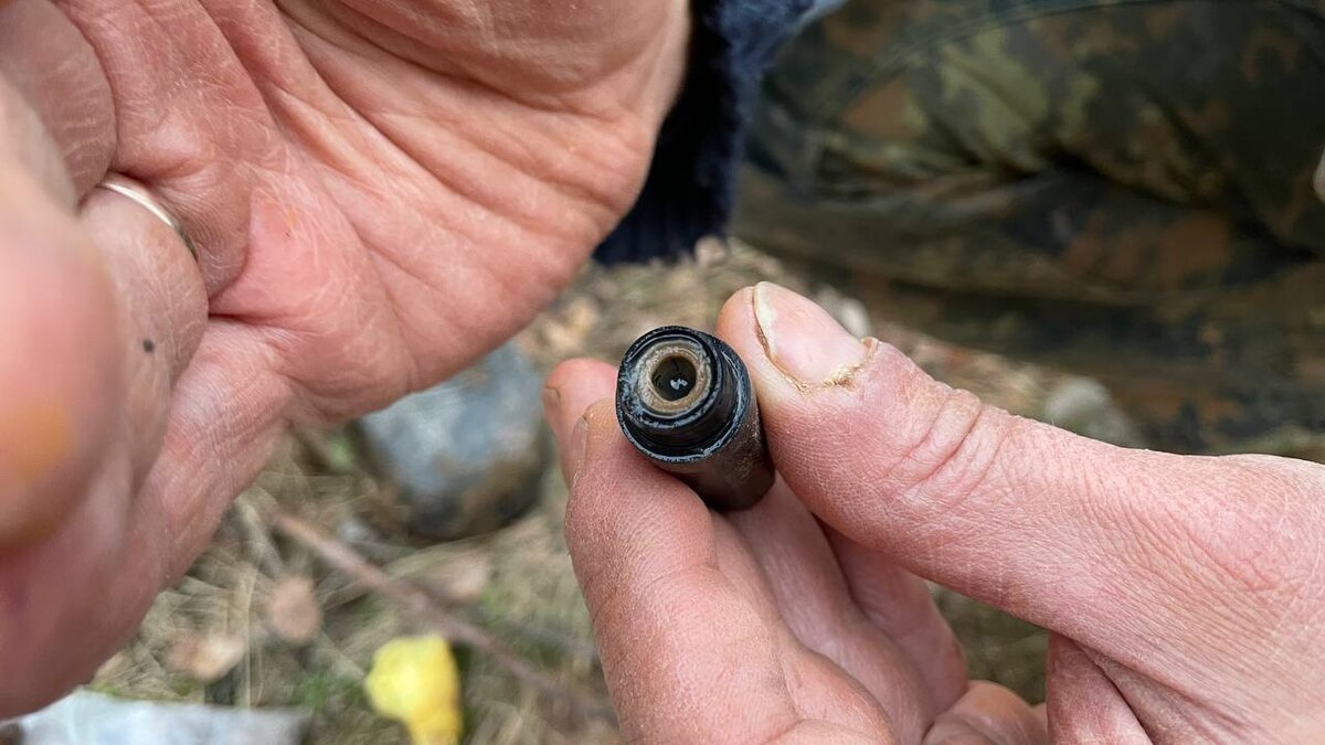 бакелитовый пенальчик (медальон) с запиской внутри.