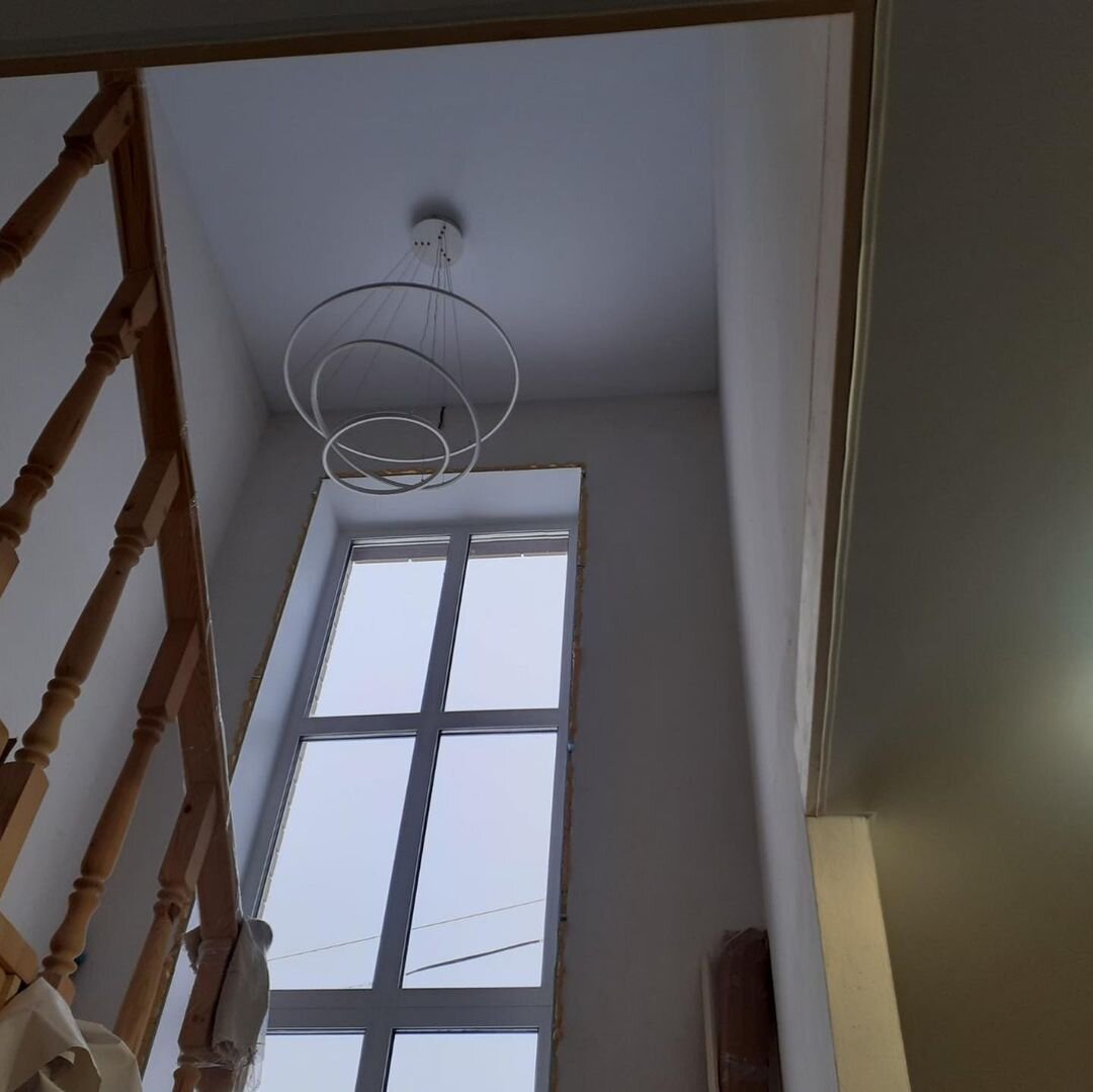 Установили потолки и люстру на высоте 6 метров