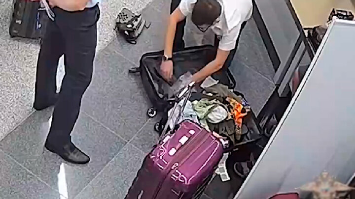 МОМЕНТ ЗАДЕРЖАНИЯ ЭКС-ДИПЛОМАТА В ШЕРЕМЕТЬЕВО. СКРИНШОТ С ВИДЕО МВД РОССИИ