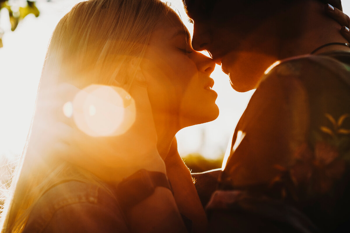 https://www.shutterstock.com/ru/image-photo/close-portrait-beautiful-young-couple-waiting-1090645667