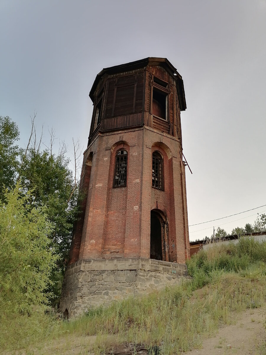 Водонапорная башня построена в 1904 г. Символ окраинного района г. Хилок под названием «Порт-Артур», построенный во время русско-японской войны, когда резкий рост перевозок вызвал рост станции.