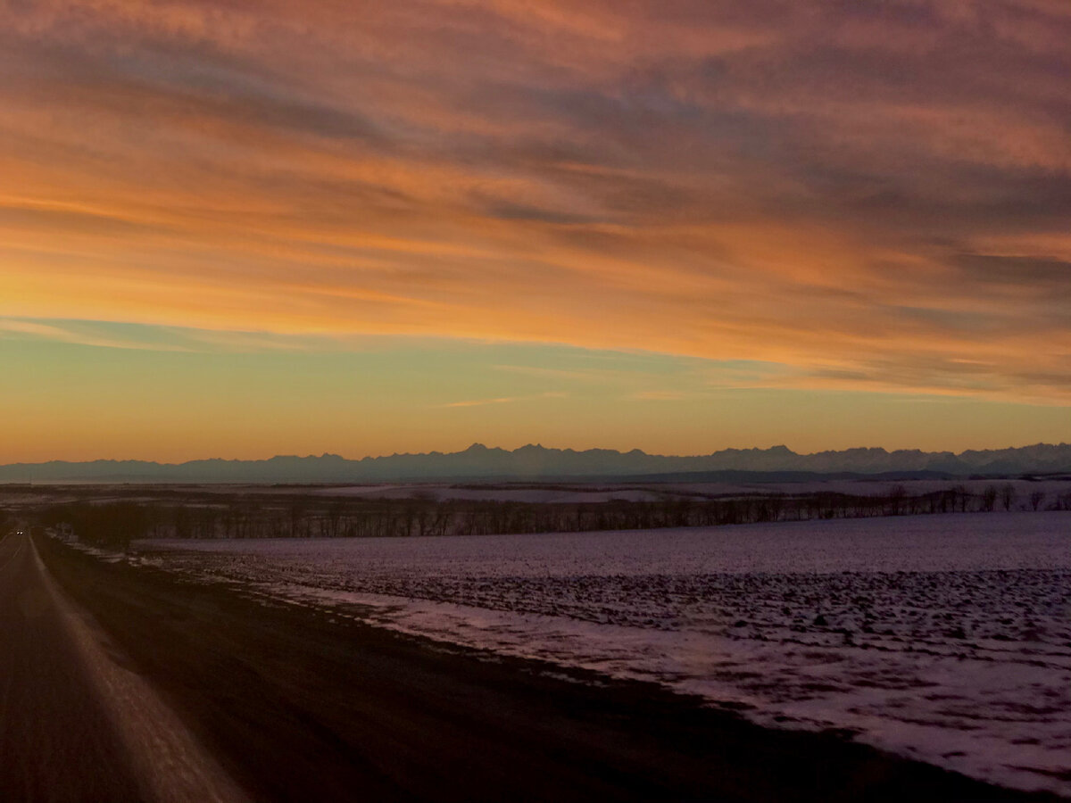Фото автора. Главный Кавказский хребет на рассвете. 