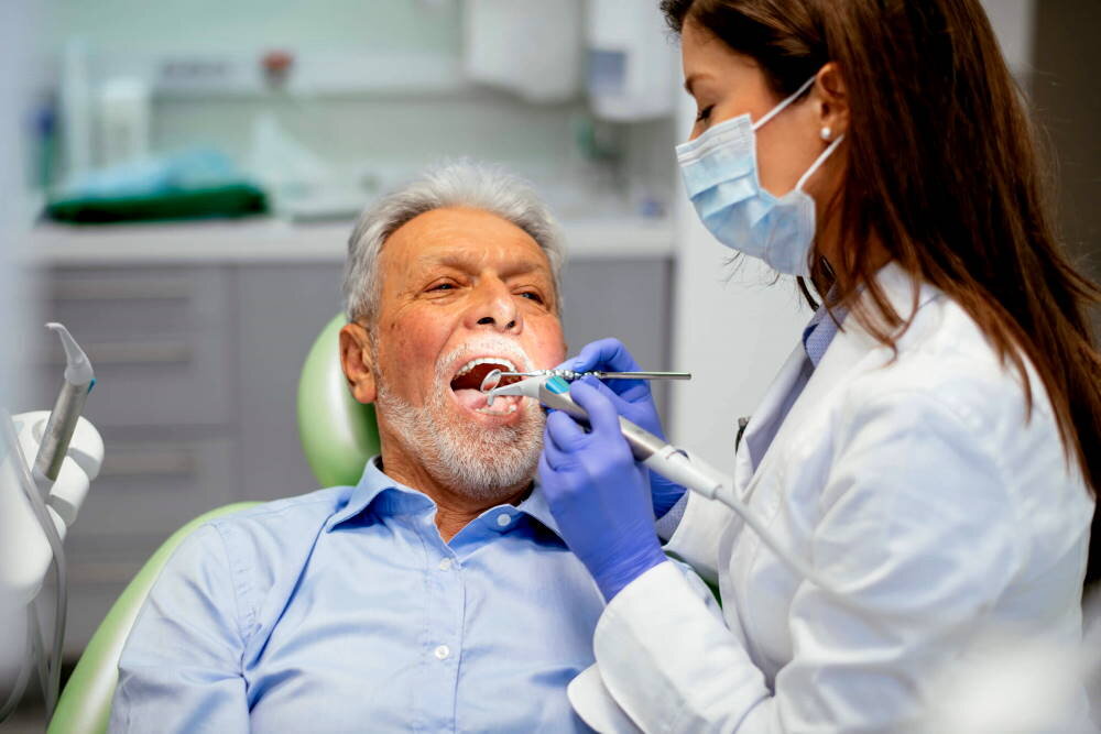 Выпадают зубы: как предотвратить потерю зубного ряда в старости ...