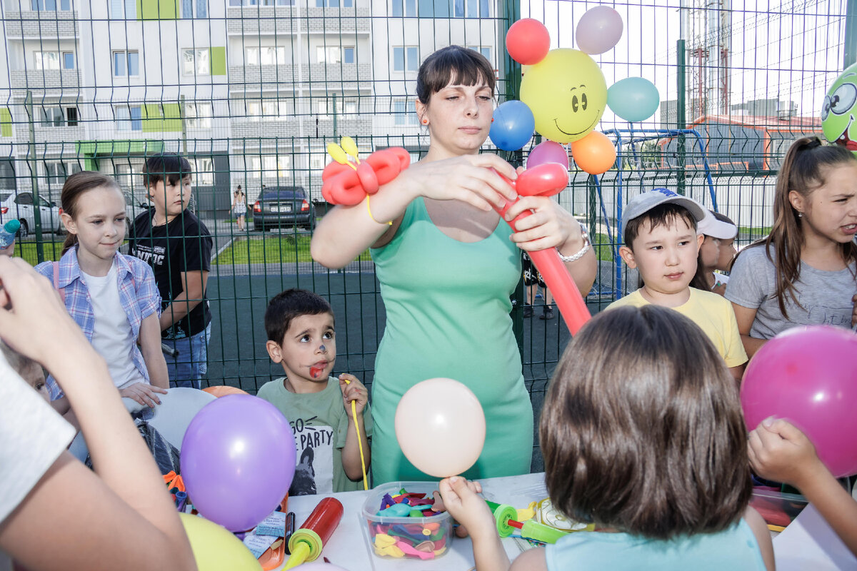 Цитата: "Меня зовут Аня и я занимаюсь «Аэродизайном»-современное искусство по оформлению помещений при помощи воздушных шаров, а также изготовление различных композиций , фигурок из воздушных шаров 🎈
На празднике, который организовал УК «Кронверк» я показывала мастер класс по моделированию из шаров . "