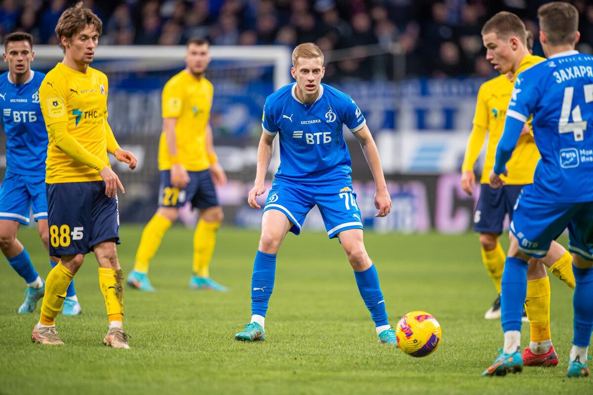 Даниил Фомин (в центре)