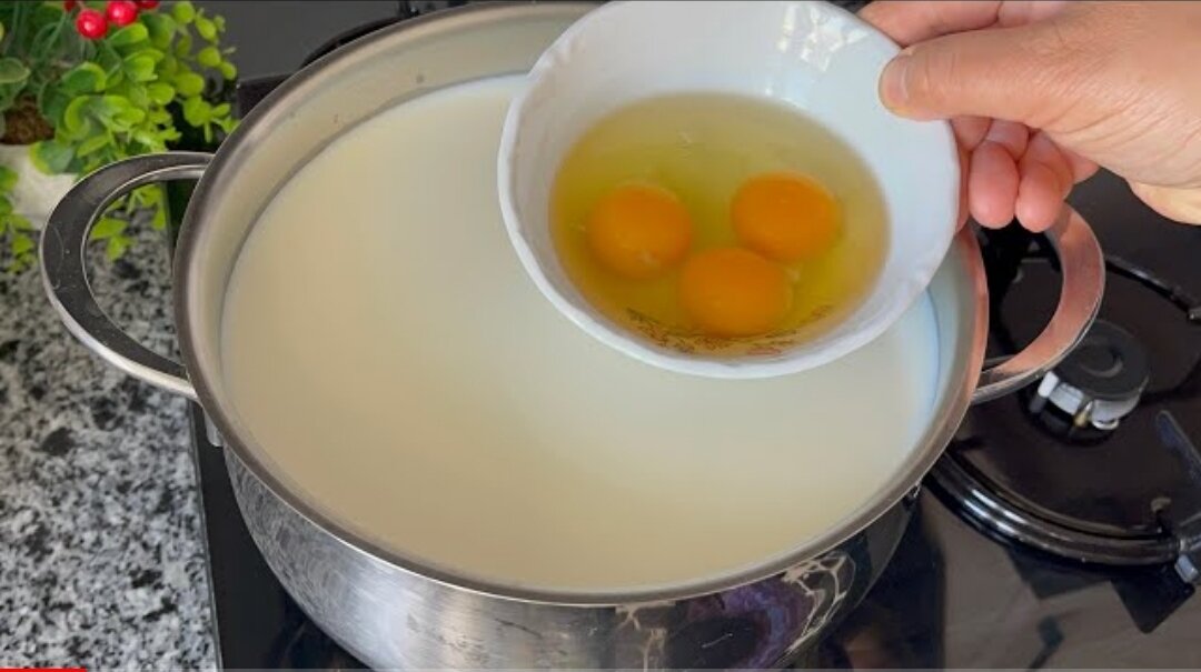 Вливаем яйцо в кипящее молоко и сыр готов за 20 минут. Получается насыщеннее, чем дорогой сыр из магазина