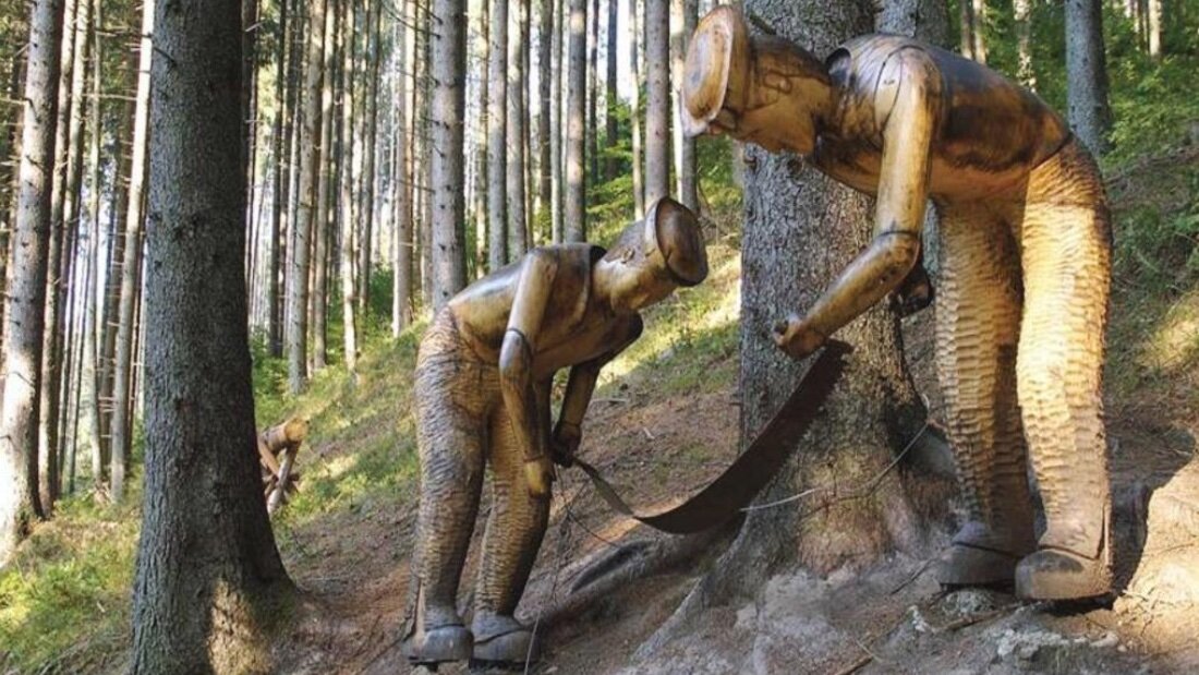 Одна из самых известных деревянных скульптур в Лесном скансене – лесорубы, пилящие дерево