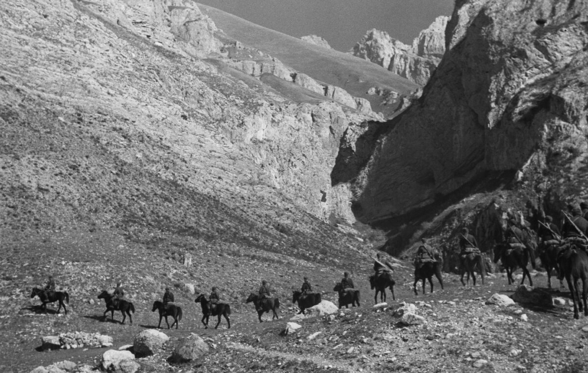    Советская конная разведка в горах Северного Кавказа, 1942 год  Макс Альперт/ТАСС