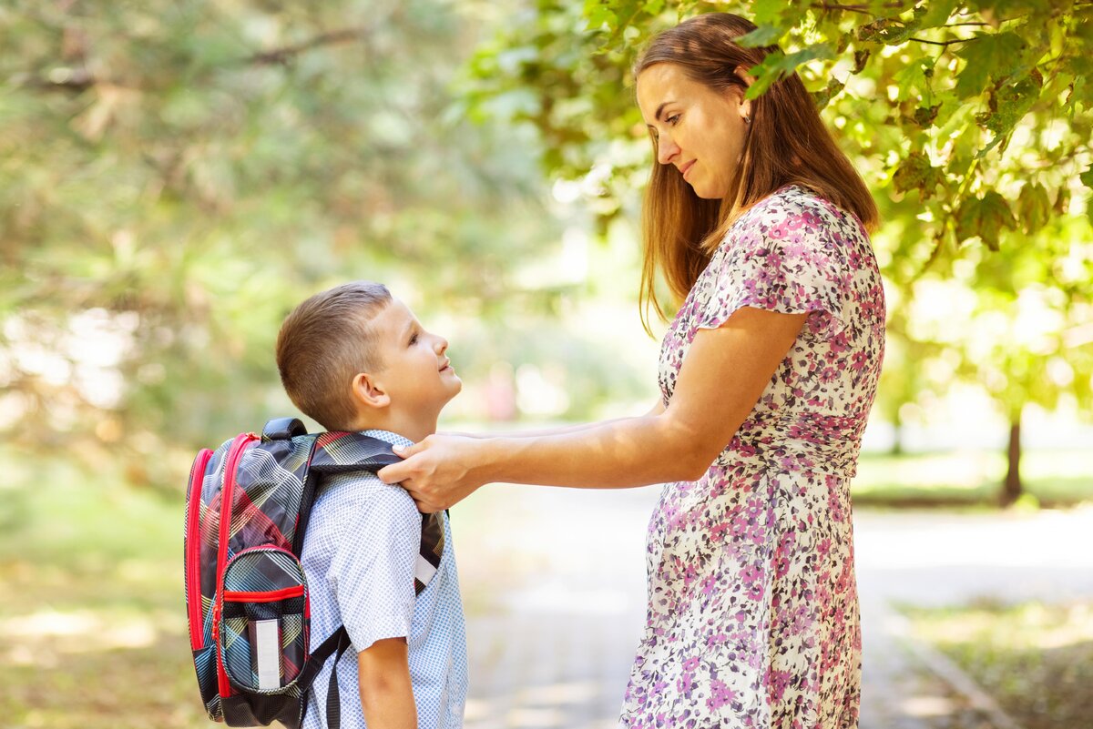 Mother said to her son. Дети попрошайки на улице. Мы должны научить детей. Мама с ребенком реклама мат капитала.