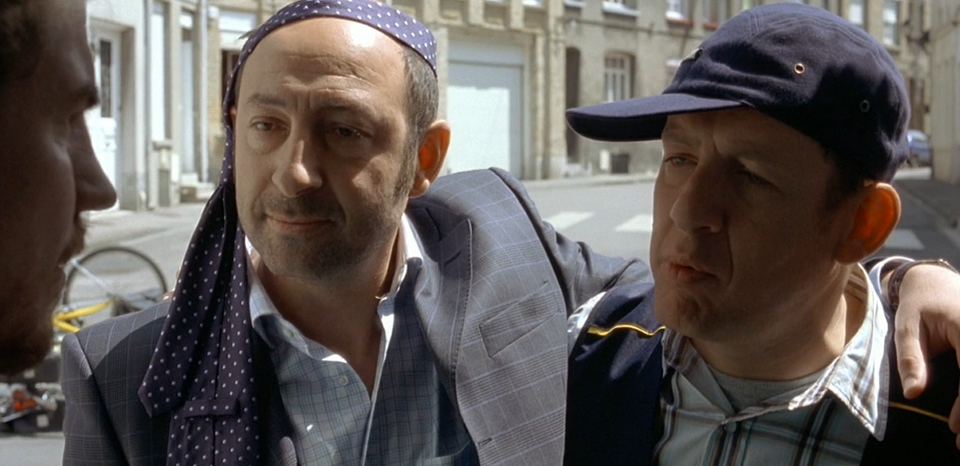 В начале мужчина не верит, однако, находит среди местных настоящих друзей, благодаря им налаживает отношения с женой и осваивает чуждый северный акцент