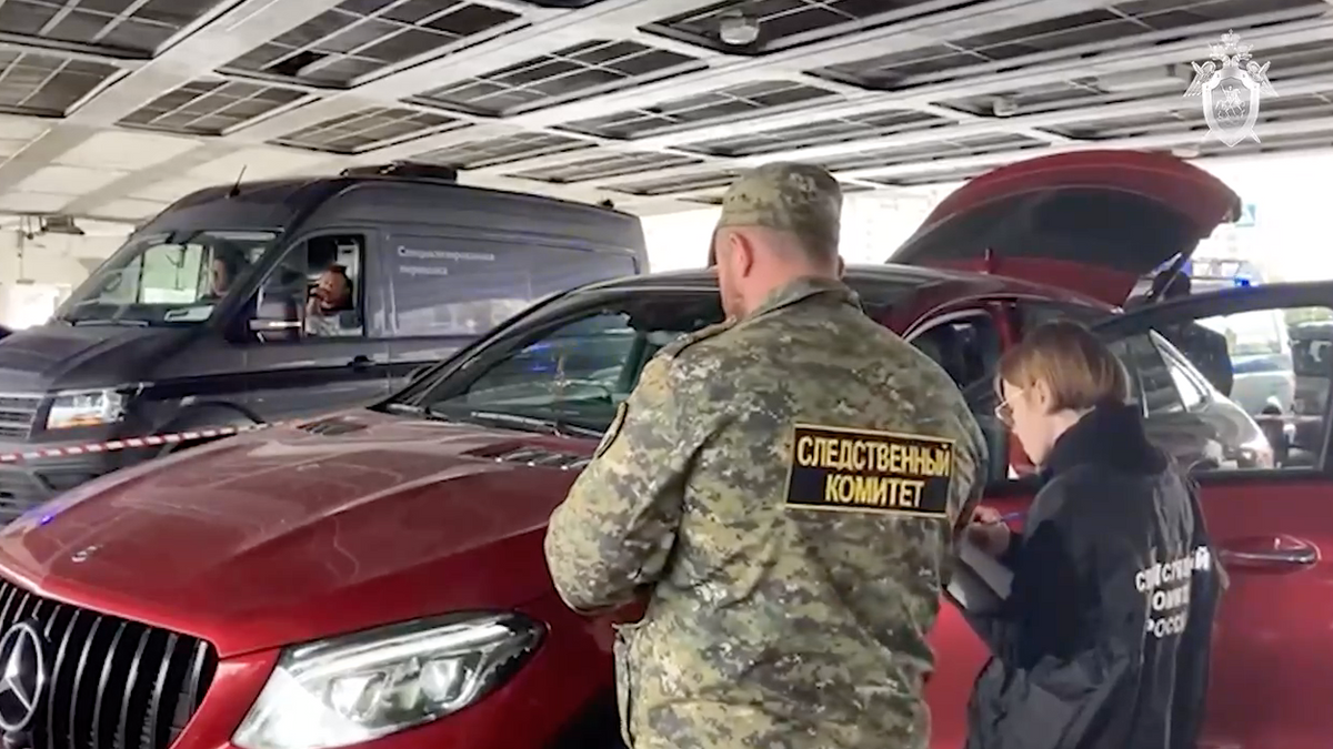    Место обнаружения убитого мужчины в автомобиле на набережной Тараса Шевченко в Москве© Фото : СУСК России по городу Москве