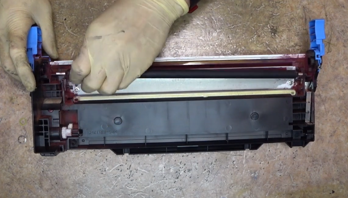 Фото 64. Убираем защитную пленку с двухстороннего скотча на новом чипе и приклеиваем его на место старого