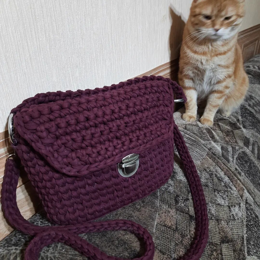 Маленькие сумочки из трикотажной пряжи, как дополнение образа.
🍁 С эту сумочку очень удобно  взять с собой на прогулку,  на работу,  а в путешествии она просто необходима. 
🍁 В неё входит все самое необходимое- документы, кошелёк,  телефон и дамские мелочи😘
🍁 В зависимости  от цвета пряжи 
 и формы, она подходит для любого возраста (от подростка  до дамы преклонных лет) 
🍁 Можно носить на плече (есть длинная ручка) и в руке.
#марафонsofistyle,#марафонsofistyleдень26,#трикотажнаяпряжа ,#сумкиизтрикотажнойпряжи ,#сумки,#модныйстиль ,#путишествие ,#связаноназаказ ,#связанослюбовью ,#связанонабайкале,#ручнаяработа ,#handmade