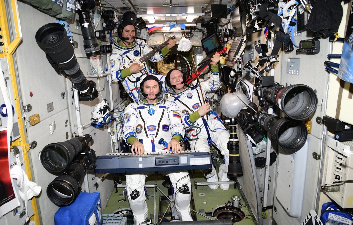    Космонавты Роскосмоса Сергей Корсаков, Денис Матвеев спецкор ТАСС Олег Артемьев  Олег Артемьев/ТАСС, МКС