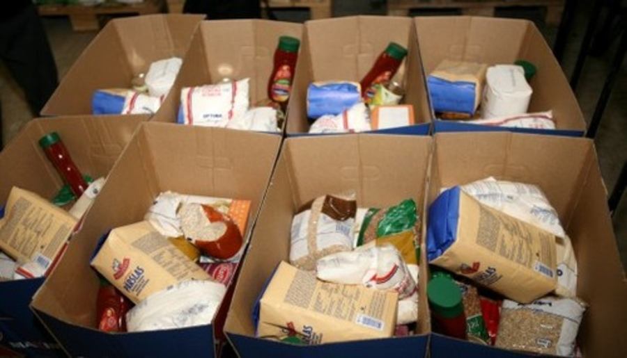 Продуктовый пакет для малоимущих. Ящики с продовольствием. Пакеты с продуктами для малоимущих. Коробки с продуктами. Продукты гуманитарная помощь